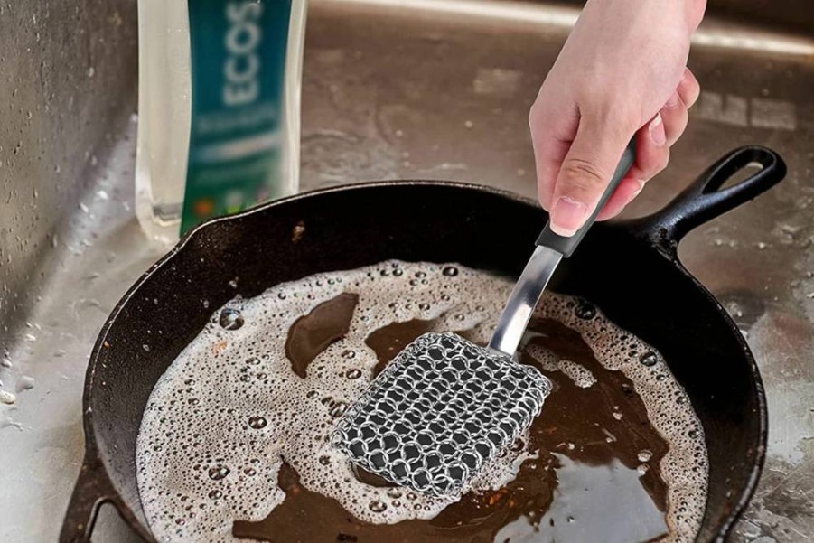 Herda 316 Stainless Steel Chainmail Scrubber for Cast Iron Pans - Heavy Duty Pot Scraper & Skillet Cleaner with Ergonomic Handle - Grill, Griddle, Wok & Dutch Oven Cleaning Tool